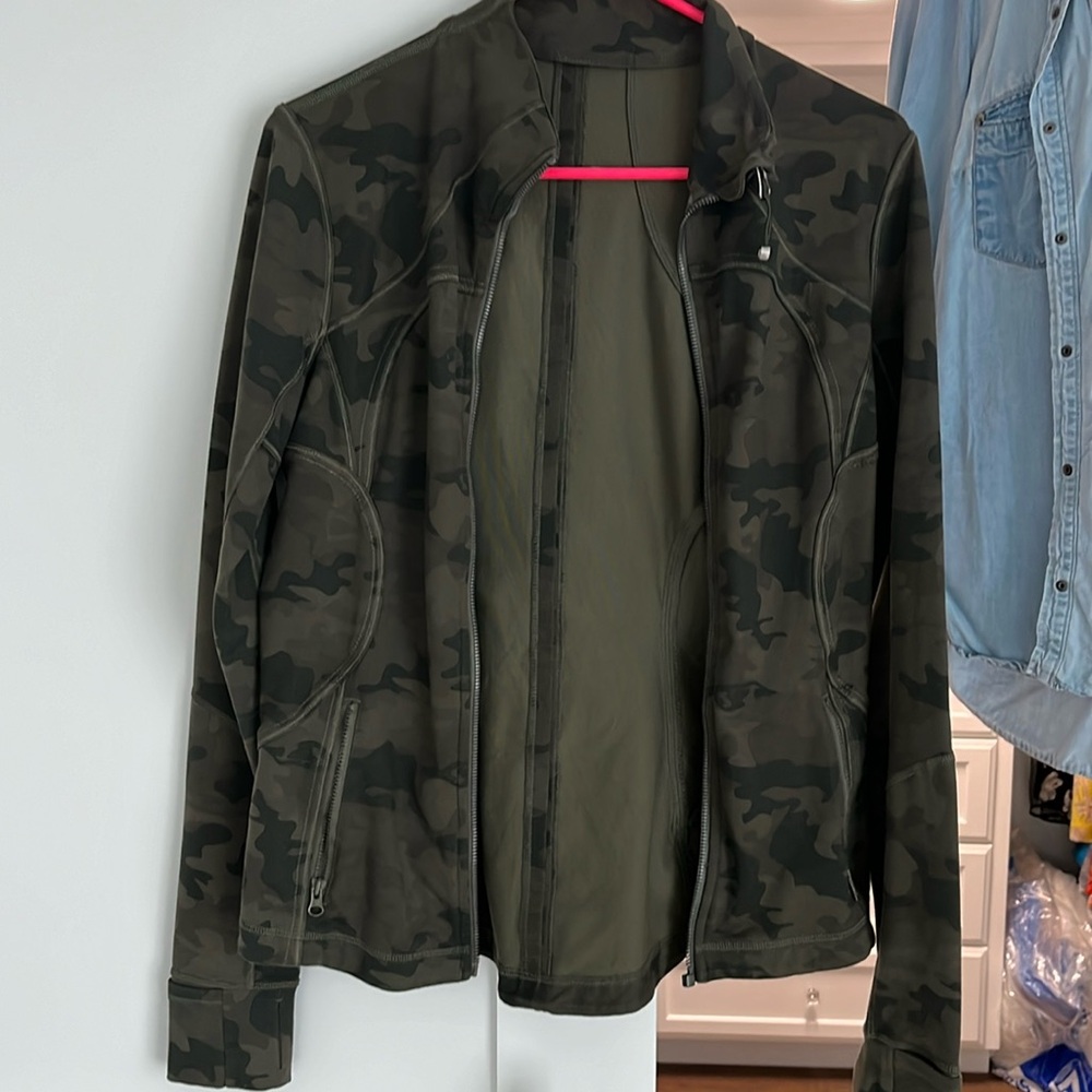 ⭐- Lululemon Athletica Savasana Camouflage Gator green Forme Jacket 🦄 Rare